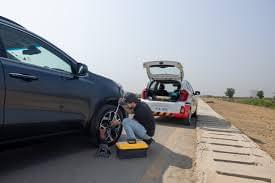 Professional roadside assistance in Slough. Elmwood Recovery technician securing a vehicle for safe towing. Reliable 24/7 emergency breakdown service for fast and affordable car recovery in Slough.
